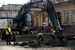 Пересуватись Львовом стало значно важче: як ремонтують вул. Личаківську (ФОТО)