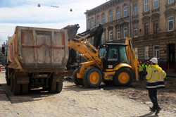 Пересуватись Львовом стало значно важче: як ремонтують вул. Личаківську (ФОТО)
