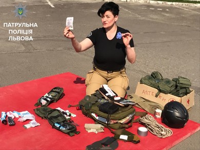 Львівських патрульних екіпіювали наборами для невідкладної допомоги