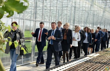Посол Нідерландів оцінив нові теплиці на Львівщині (ФОТО)