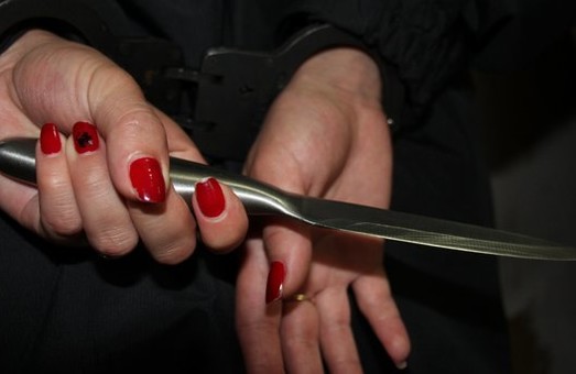 Нетвереза жінка напала з ножем на співмешканця та медиків
