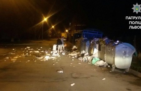 Неповнолітні хулігани збирали розкидане після себе сміття у Львові