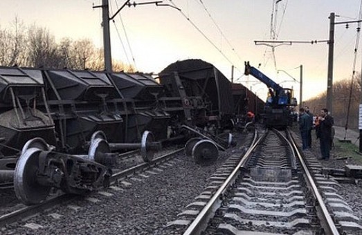 У Львові відбулась залізнична аварія, з рейок зійшли товарні вагони