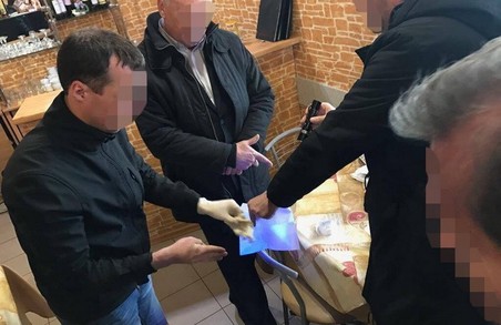 Посадовця із Львівського аеропорту затримали на хабарі