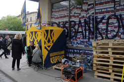 "Національний корпус" перетворив львівський "Сбербанк" на  блокпост (ФОТО)
