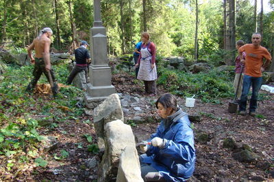 Волонтери впорядкують історичний цвинтар на Львівщині