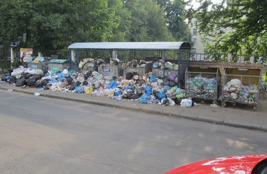 Садовий не зміг: майже 400 контейнерів зі сміттям не вивезли
