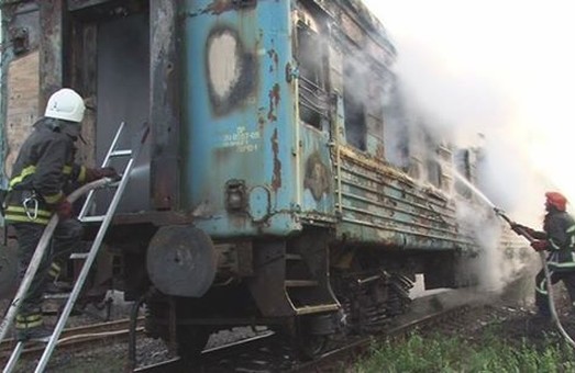 У Львові горів пасажирський потяг (відео)