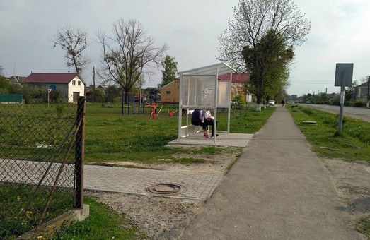 На Львівщині місцеві вандали потрощили автобусні зупинки