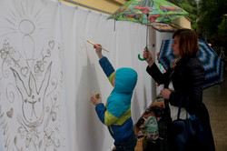 100 метрів краси заради миру: у Львові діти створюють унікальну стіну (ФОТО)