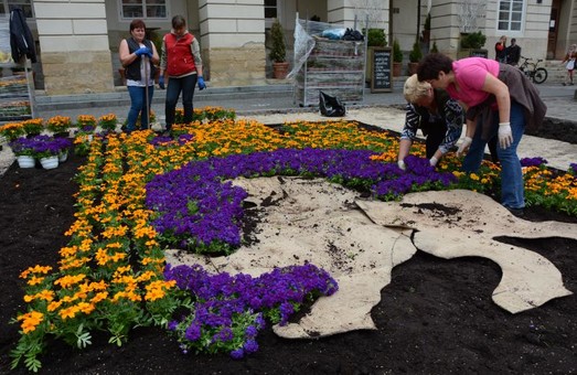 Герб Львова з квітів висадили у центрі міста
