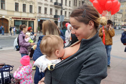 У Львові до Дня матері сучасні матусі вийшли на слінгопарад (ФОТО)