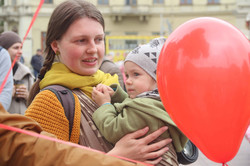 У Львові до Дня матері сучасні матусі вийшли на слінгопарад (ФОТО)