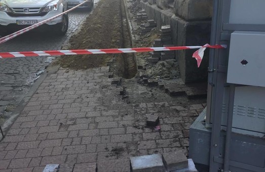 Як у центрі Львова зруйнували велодоріжку (ВІДЕО)