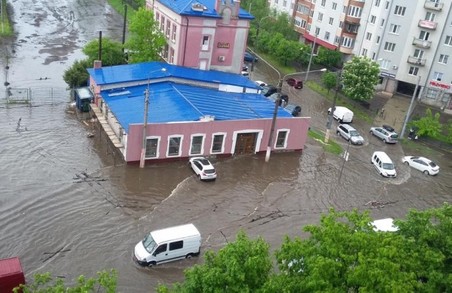 Як понаднормові опади перетворили Львів на сміттєву Венецію (ФОТО)