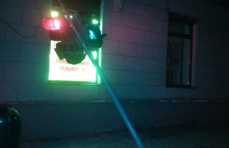 У Львові неповнолітні зламали світлофор (ВІДЕО)
