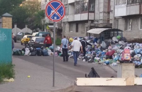 Реальна сміттєва блокада: мешканці Львова перекрили вулицю відходами