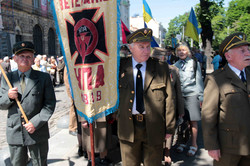 На  вулиці  міста  вийшли  тисячі  львів'ян: Хода  в честь  Дня  Героїв  (ФОТО)