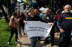 Як націоналісти пікетують Львівську облраду (ФОТО)