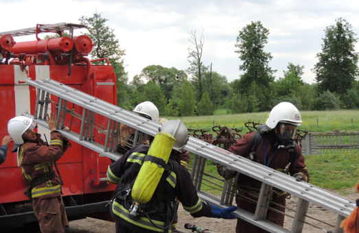 Гасіння пожежі та евакуація потерпілих, - у Буську відбулися навчання сил цивільного захисту