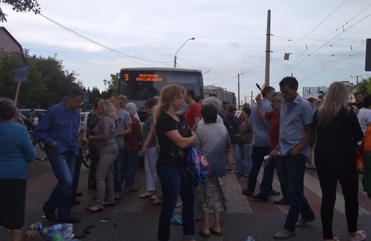 У Львові продовжується сміттєва блокада: протестувальники перекривають вулиці