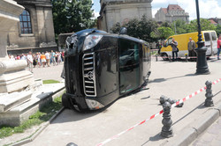 У Львові під час богослужіння автомобіль в`їхав у натовп: є загибла (ФОТО)