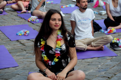 Як львів`ян навчали правильним позам: хатха-йога на площі Ринок (ФОТО)