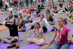 Як львів`ян навчали правильним позам: хатха-йога на площі Ринок (ФОТО)