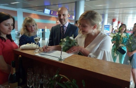У Львові весілля зіграли у аеропорті