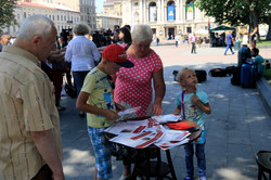 Біля львівської опери розповідають як вберегти дітей від опіків (ФОТО)