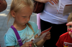 Біля львівської опери розповідають як вберегти дітей від опіків (ФОТО)