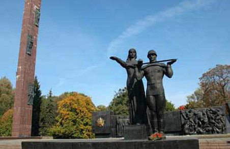Монумент слави у Львові – дискусії чому міська рада перешкоджає демонтажу