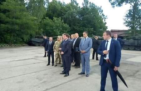 Президент прибув на Львівський бронетанковий завод