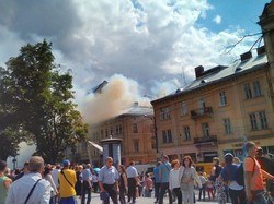 У центрі Львова сильна пожежа: працюють пожежники (ФОТО)