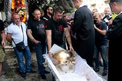 Похорон біля львівського суду: катафалк, вінки, труна (ФОТО)