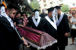 Похорон біля львівського суду: катафалк, вінки, труна (ФОТО)