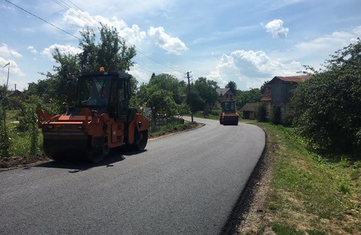Як на Львівщині ремонтують дороги