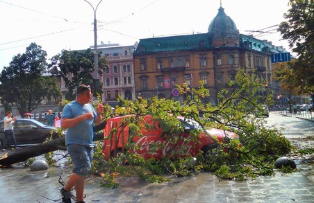 Літня гроза у центрі Львова ледь не вбила людей (ФОТО)