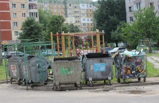 У Франківському районі переповнені 13 майданчиків із сміттям
