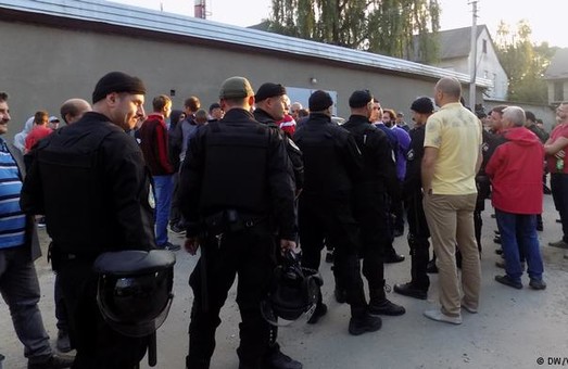"Владна тітушня" у Мостиськах: Саакашвілі відвідав суд та рушив на Дніпро