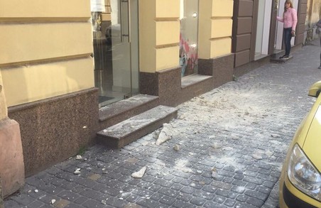 У центрі Львова знову обвалився фасад будинку (ФОТО)
