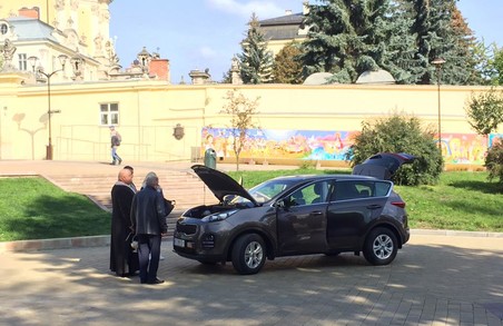 У Львові перед собором освятили позашляховик: фото