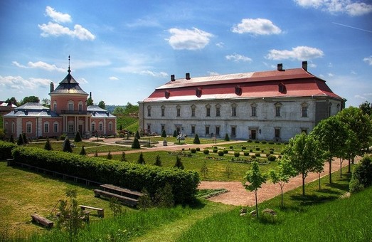 Коли доярка керує державою: замки Львівщини стають надто дорогим задоволенням