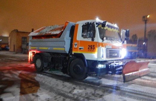 Сьогодні Львів прибирали п’ять снігоприбиральних машин