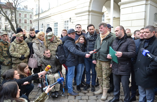 Воїни АТО прийшли до Садового. Представники міськради викликали поліцію