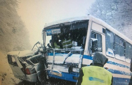 ДТП: на Львівщині зіткнулись автомобіль та автобус, є постраждалі