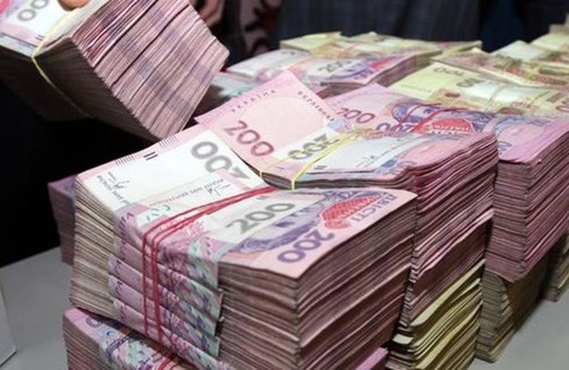Нажитися за державні кошти: службовець обманом заволодів сумою в півмільйона гривень