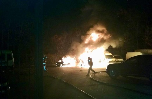 Горіли вщент: на Львівщині вогонь знищив одразу кілька автомобілів