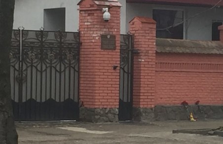 До російського консульства у Львові несуть квіти