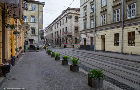 В історичному центрі Львова міняють пластикові вікна на дерев'яні